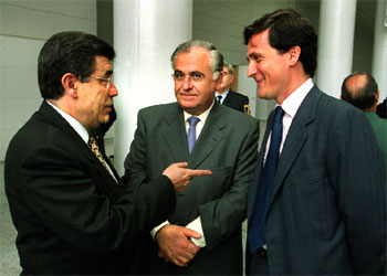 Juan Luís de la Rúa, Juan Cotino y Alberto Dorrego ayer en la Ciudad de la Justicia.