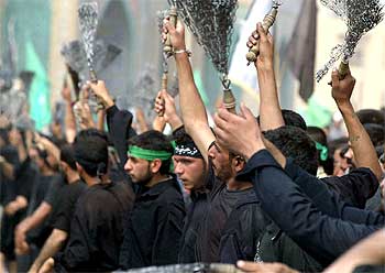 Chiíes iraquíes se flagelan con cadenas de hierro durante los actos religiosos de ayer en Kerbala.