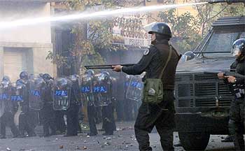 La policía argentina dispara pelotas de goma a los trabajadores de la fábrica Brukman, en Buenos Aires.