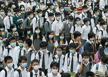 Los estudiantes de Hong Kong regresaron ayer a clase con mascarilla, tras decretar las autoridades la reapertura de los institutos.