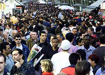 Los ciudadanos se agolparon ayer, día de Sant Jordi, en la Rambla de Barcelona.rnrn JOAN SÁNCHEZ