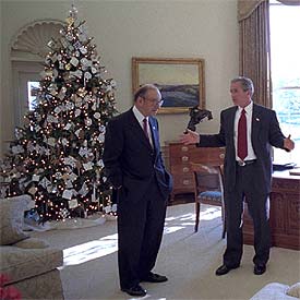 Alan Greenspan conversa con George Bush en una imagen de archivo.rnrn  REUTERS