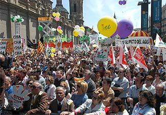 Imagen de la manifestación en la plaza del Pilar, en Zaragoza, contra el Plan Hidrológico Nacional.