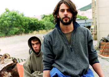 Eduardo Noriega y Jeremie Lippmann (detrás), durante el rodaje de  Las manos vacías,   de  Marc Recha.rnrn LUCÍA FARAIG