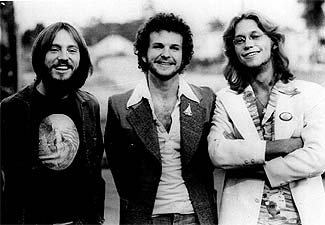 Dewey Bunnell, Dan Peek y Gerry Beckley (de izquierda a derecha), miembros de América, en una imagen de 1976. rnrnAP