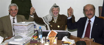 Yasir Arafat, en el centro, junto a Abu Mazen, a la derecha, y el Omar Suleimán, ayer en Ramala.rnrn  ASSOCIATED PRESS