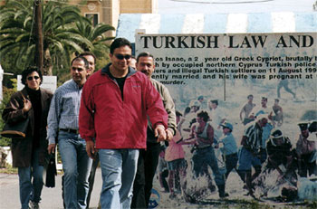 Unos turcochipriotas entran en el lado griego de la isla después de cruzar el puesto fronterizo de Ledra, en Nicosia.rnrn  REUTERS