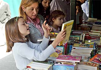 La celebración, ayer, del Día del Libro fue una buena oportunidad para que las familias se acercaran a los puestos y a las librerías a regalarse con algún título. Sin embargo, según datos de la asociación de libreros, el 47% de la población vasca no lee ningún libro. Entre quienes sí leen, mayoritariamente mujeres (37,3%) el género favorito es la novela (72%). El mayor número de lectores se concentra en la franja de entre 14 y 24 años. Los expositores de libros de Bilbao continuarán hoy con los puestos en la calle.