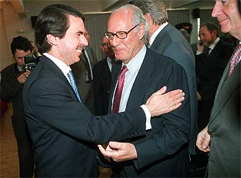 José María Aznar saluda a Miguel Boyer, ayer, en un acto de la Fundación FAES.