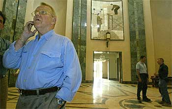 El ex general Jay Garner, inspeccionaba ayer lo que será su nueva oficina, en el Palacio de la República de Sadam Husein.