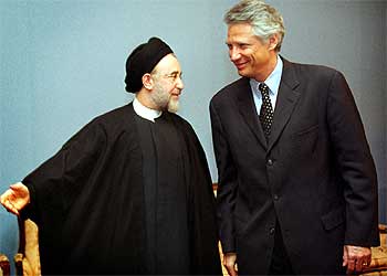 El presidente iraní, Mohamed Jatamí, con el ministro francés de Exteriores, Dominique de Villepin, en Teherán. rnrn REUTERS