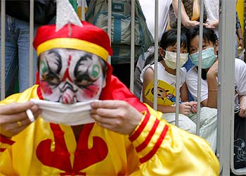 Un payaso desfila por las calles de Hong Kong con motivo de la fiesta de la reina del mar.