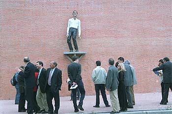 La escultura  Hombre moviéndose,  en bronce policromado, de Stephan Balkenhol, situada en el bulevar Salvador Allende, de Alcobendas. rnrn CLAUDIO ÁLVAREZ