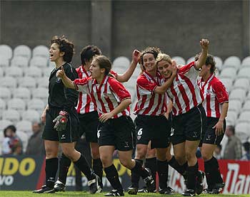 Las jugadoras del Athletic celebran uno de los cinco goles logrados ante el Puebla.