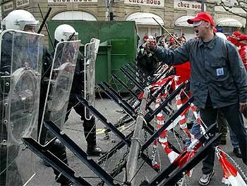 Un trabajador de Arcelor se enfrenta a la policía en medio de una barricadas. rnrn REUTERS