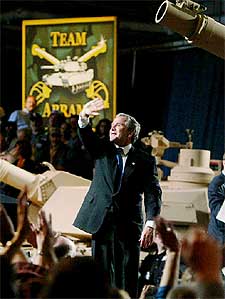 El presidente Bush saluda a los trabajadores de la fábrica de carros de combate Abrams en Ohio.