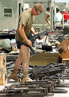 Un  marine  comprueba el estado del arma en su base de Kuwait.