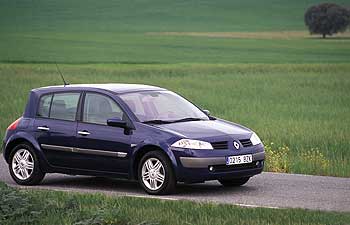 El nuevo Mégane aporta una imagen atrevida y muy diferente a lo habitual en los coches familiares de las marcas populares. El frontal y, sobre todo, las formas del maletero son sus señas de identidad.