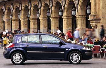 Estilizado, diferente y funcional. El Renault Mégane es el mejor coche de 2003, según el criterio de los especialistas de motor de   El Viajero.   En la imagen aparece en  la plaza Mayor de Salamanca.