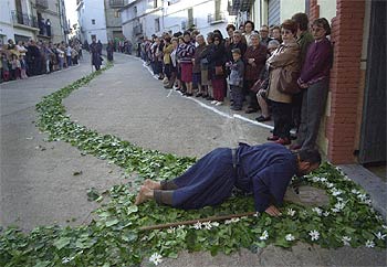 Un  pelegrí , ante la Virgen de Loreto, en la salida de la peregrinación, el pasado viernes, en Les Useres.