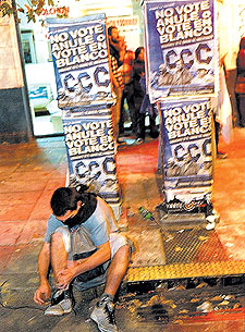 La campaña electoral argentina se ha visto alterada por el estallido de algunos conflictos sociales.