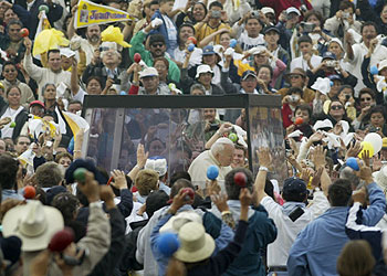 El papa Juan Pablo II atiende a los fieles mexicanos en la basílica de la Virgen de Guadalupe durante la canonización del indio Juan Diego, el 31 de julio de 2002.