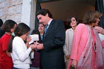 José María Aznar, acompañado de Ana Botella, firma autógrafos tras la boda de su cuñada Macarena Botella.