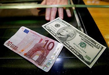 El 'nuevo' billete del euro gana terreno al 'viejo' billete del dólar estadounidense.