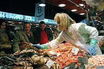 Un comercio del mercado de La Boquería en Barcelona.