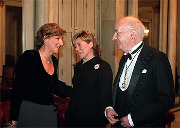 Josefina Gómez Mendoza, acompañada de la ministra de Cultura y el director de la Academia.