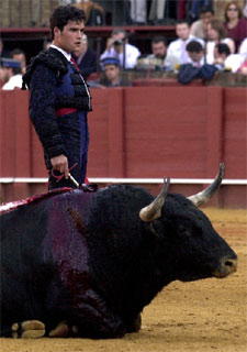 Miguel Abellán, en su primer toro.