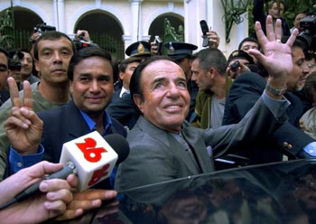 Carlos Menem, ayer, a la salida de una sede electoral en la provincia de La Rioja donde vive el ex presidente argentino y actual candidato a la presidencia. rnrn ASSOCIATED PRESS