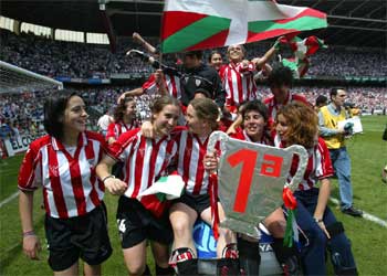 El Athletic femenino conquista la Superliga ante unos 35.000 espectadores