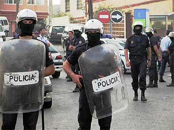 Policías antidisturbios, durante una actuación en el barrio de El Príncipe en septiembre de 2002.
