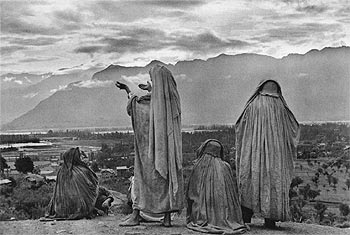 Imagen captada por Henri Cartier-Bresson en 1948, en la India, de mujeres musulmanas rezando en la colina de Hari Parbal. rnrn MAGNUM PHOTOS