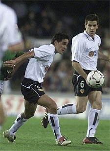 Vicente y Albelda, durante un partido con el Valencia.