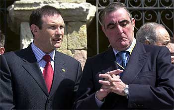 El  lehendakari,  Juan José Ibarretxe, junto al diputado general de Álava, Ramón Rabanera, ayer en Vitoria.