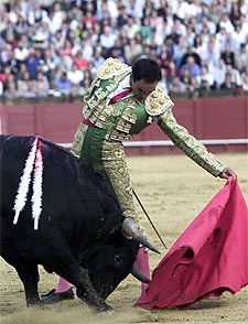 El Cid, en un natural al sexto de la tarde.