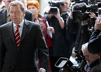 Gerhard Schröder entra en la sede federal del SPD en Berlín para reunirse con la dirección socialdemócrata. rnrn AP