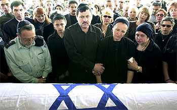 Los padres de una de las víctimas del atentado suicida del pasado jueves, en el funeral celebrado ayer en Tel Aviv.
