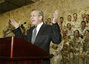 Donald Rumsfeld, durante el discurso que pronunció ayer en el mando central de Qatar.