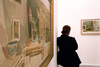 Un aspecto de la antológica de Ramón Gaya, con el cuadro  La Solana  (1984) en primer plano.