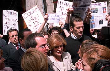 Los homosexuales amargan la jornada de la candidata