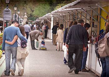 La Fira del Libre de València, ubicada en los Jardines de Viveros, presentaba ayer por la mañana este aspecto.