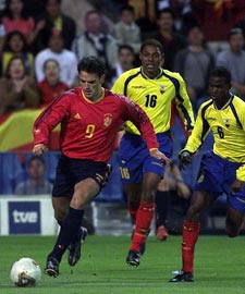 Morientes se escapa de George (6) y Chalá (16) en una jugada durante el partido.