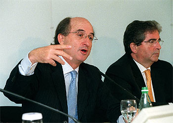 Antoni Brufau (a la izquierda) y José Luis López de Silanes, en abril de 2002.rnrn ALDUINO VANNUCCHI