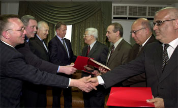La delegación del Gobierno palestino (derecha), con los enviados de EE UU, Rusia, la UE y la ONU, durante la presentación de la Hoja de Ruta, ayer en Ramala.