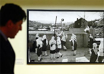 Un visitante observa una de las fotos de la exposición de Abbas en Pamplona.
