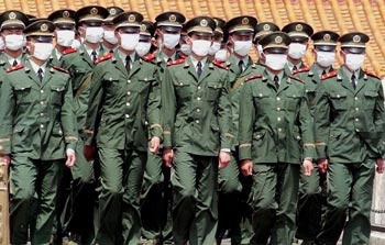 Policías militares desfilan ayer con mascarilla por la plaza de Tiananmen, en Pekín.rnrn ASSOCIATED PRESS