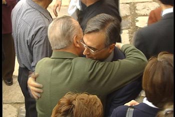 El alcalde de Toledo, del PP, abraza a Blas Piñar